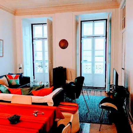 Charm And Space In Historic Апартаменты Лиссабон